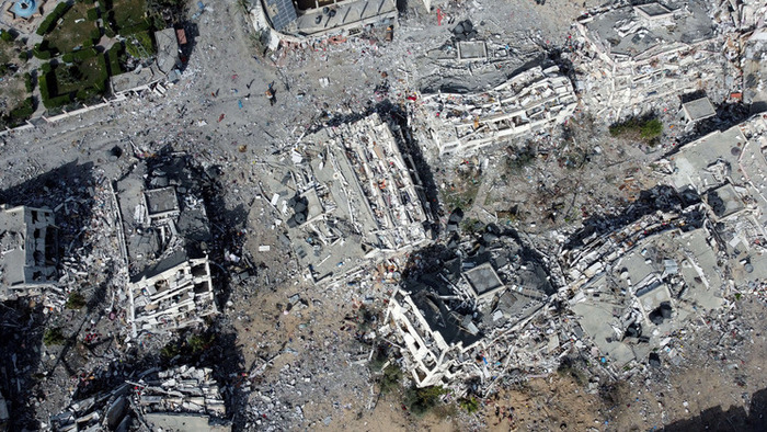 جانب من الدمار في غزة الفلسطينية والتي دمدر الإحتلال الإسرائيلي الصهيوني ثلثي مبانيها وقتلوا نحو 35 ألف شهيد حتى اليوم