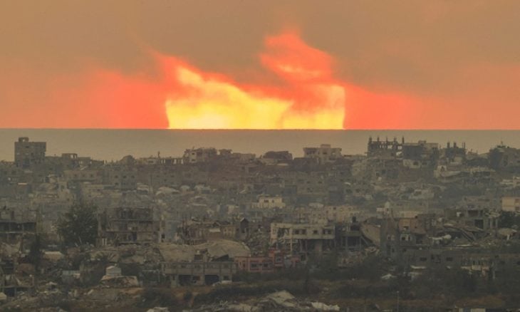 غروب الشمس فوق شمال قطاع غزة، كما يظهر من الجانب الإسرائيلي من الحدود، 29 أبريل 2025. رويترز
