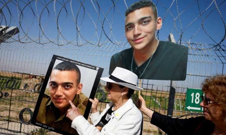 أكد رئيس الوزراء الإسرائيلي بنيامين نتنياهو الاثنين بأن إعلان حماس نيتها إطلاق سراح الأسير الإسرائيلي الأمريكي إيدان ألكسندر لن يقابل بوقف لإطلاق النار في قطاع غزة أو الإفراج عن أسرى فلسطينيين. وقال نتنياهو في بيان صدر عن مكتبه إن المفاوضات الرامية للتوصل إلى اتفاق محتمل لضمان الإفراج عن جميع الأسرى في غزة ستتواصل “تحت النار، تزامنا مع التحضيرات لتصعيد القتال”. وأعلنت حركة المقاومة الفلسطينية “حماس” الأحد بأنها ستفرج عن ألكسندر، وهو جندي أمريكي إسرائيلي أسير في غزة، فيما كشفت بأنها تجري محادثات مباشرة مع الولايات المتحدة تهدف للتوصل إلى وقف لإطلاق النار في القطاع. ولم تكشف عن موعد لإطلاق سراحه، لكن عائلة ألكسندر (21 عاما) قالت إنه تم إبلاغها بأنه سيتم الإفراج عنه “في الأيام المقبلة”. وقال نتنياهو إن “إسرائيل غير ملزمة بأي وقف لإطلاق النار أو الإفراج عن إرهابيين، بل هي ملزمة فقط بإقامة ممر آمن يسمح بالإفراج عن إيدان”. وأضاف بأن التعهّد بالإفراج عن ألكسندر لم يأت إلا بعد “الضغوط العسكرية” في قطاع غزة. وتابع “نعيش أياما حاسمة تم خلالها عرض اتفاق على حماس يتيح الإفراج عن رهائننا”. تأتي التطورات الأخيرة بعيد إعلان قياديَّين في “حماس” أن مسؤولين في الحركة أجروا مباحثات مباشرة مع الولايات المتحدة في الدوحة، وأنه تم إحراز “بعض التقدم” بشأن إدخال مساعدات إلى غزة ومفاوضات وقف إطلاق النار. في الأثناء، تواصل القصف الإسرائيلي إذ أعلن الدفاع المدني في غزة استشهاد 10 أشخاص على الأقل في غارة إسرائيلية استهدفت فجر الاثنين مدرسة لإيواء النازحين في جباليا في شمال قطاع غزة. وقال الناطق باسم الدفاع المدني محمود بصل لوكالة فرانس برس إنه “تم نقل 10 شهداء على الأقل بينهم عدد من الأطفال بعدما استهدفت طائرات الاحتلال حوالي الساعة الثانية والنصف فجر اليوم (بتوقيت القدس) مدرسة فاطمة بنت أسد التي تؤوي أكثر من ألفي نازح في بلدة جباليا”. (أ ف ب)