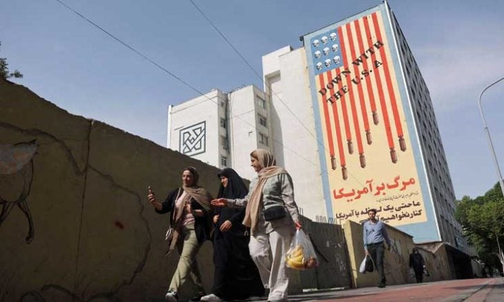 جدارية مناهضة للولايات المتحدة في أحد شوارع طهران