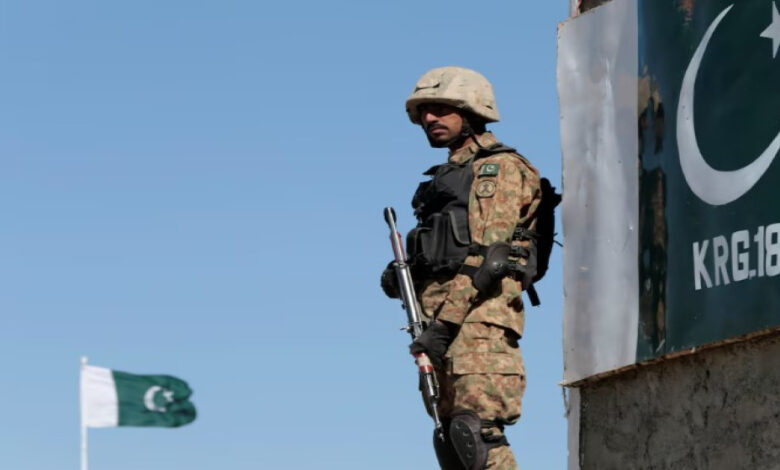 صورة أرشيفية: جندي يقف حارسًا على طول سياج حدودي في باكستان. (رويترز)