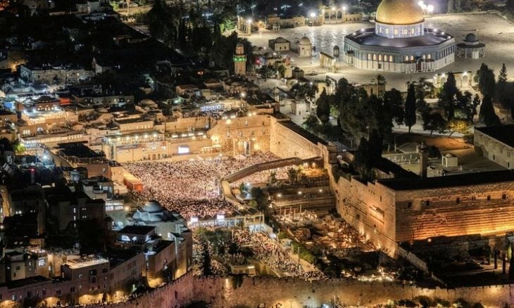 مصلون يهود يؤدون صلاة "سليحوت" قبيل يوم الغفران عند حائط البراق في البلدة القديمة بالقدس، 18 أيلول 2026